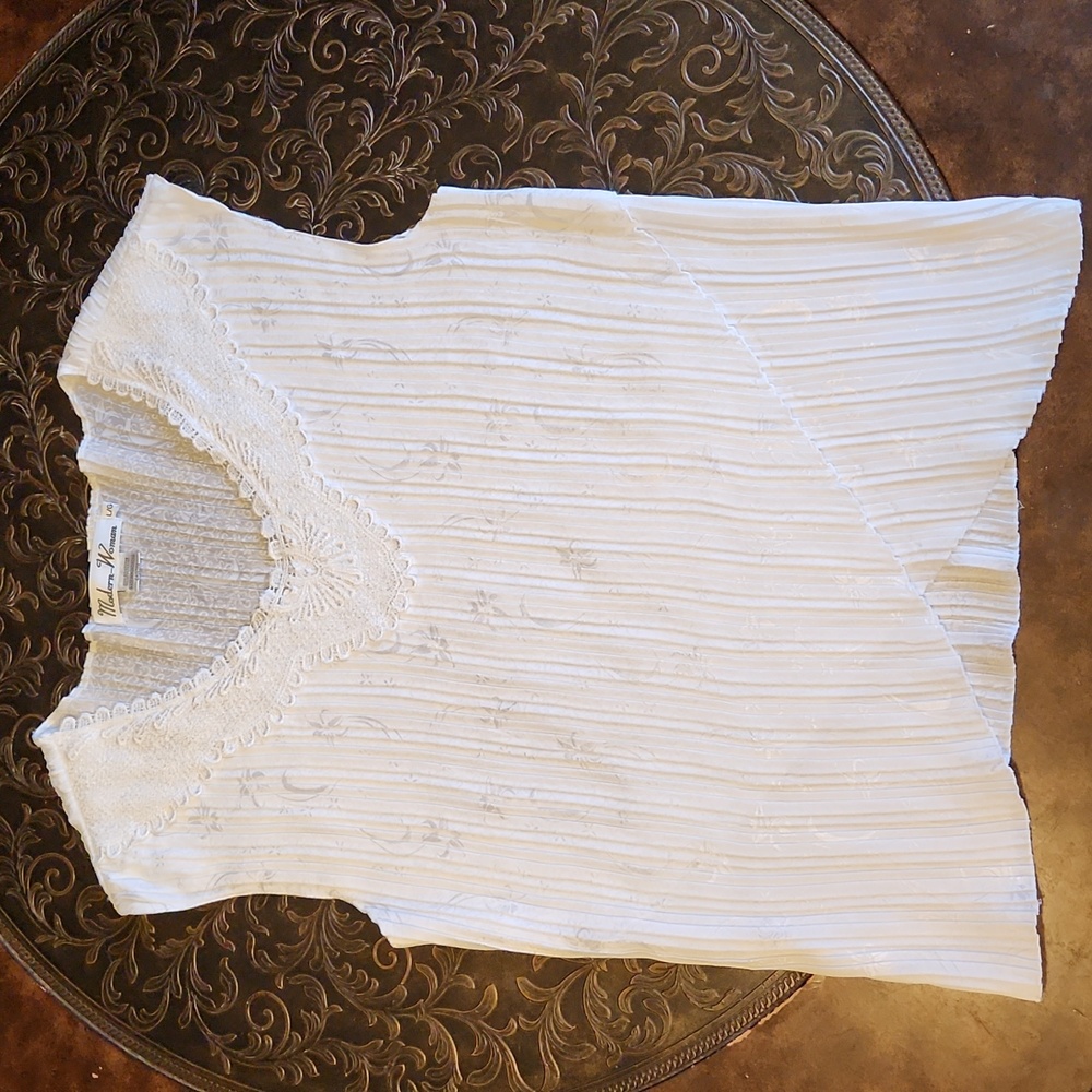 White Sleeveless Accordian Style Blouse Sz Lg